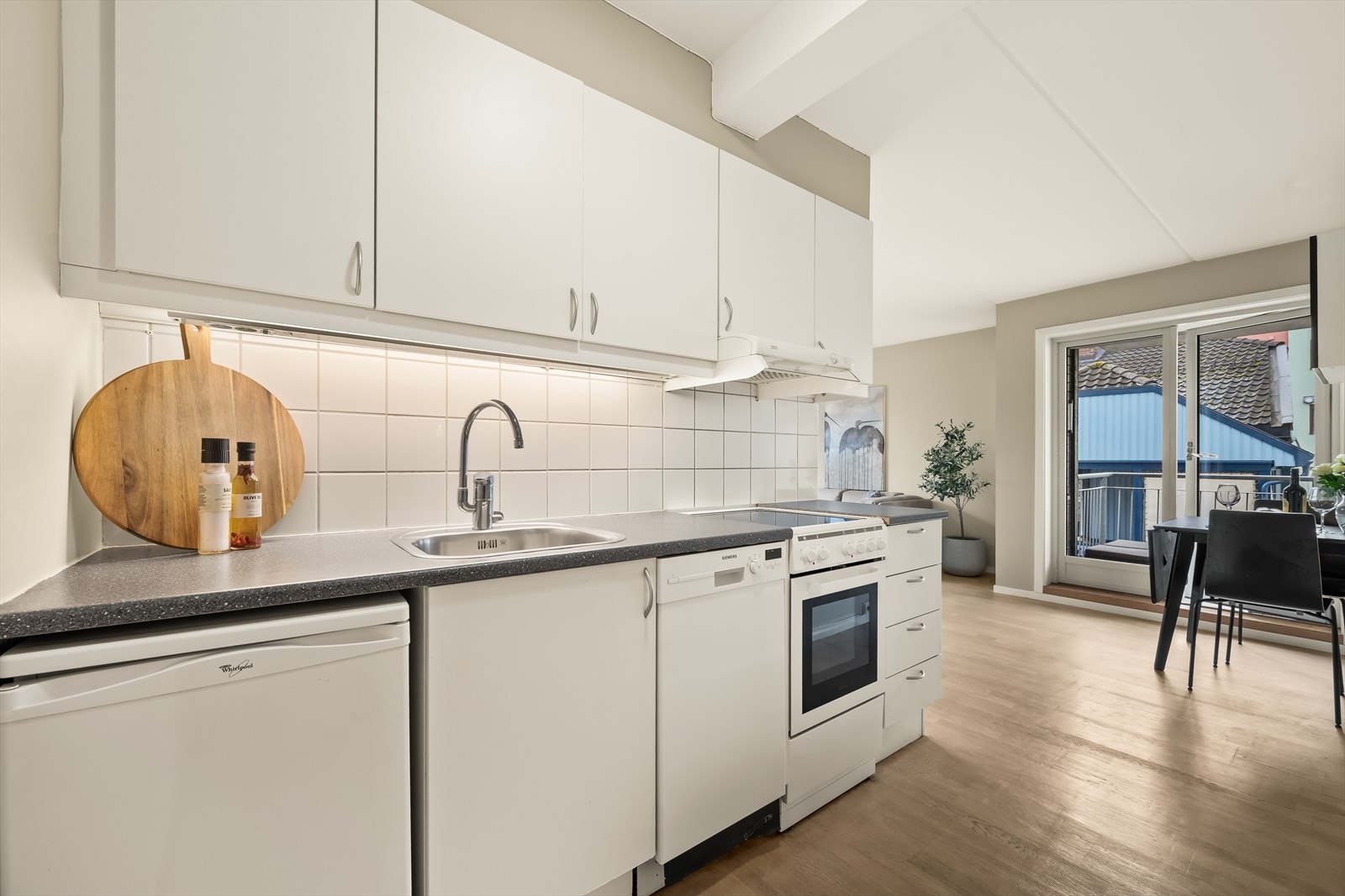 Kjøkkenet ligger i en egen nisje i stuen Galleribilde