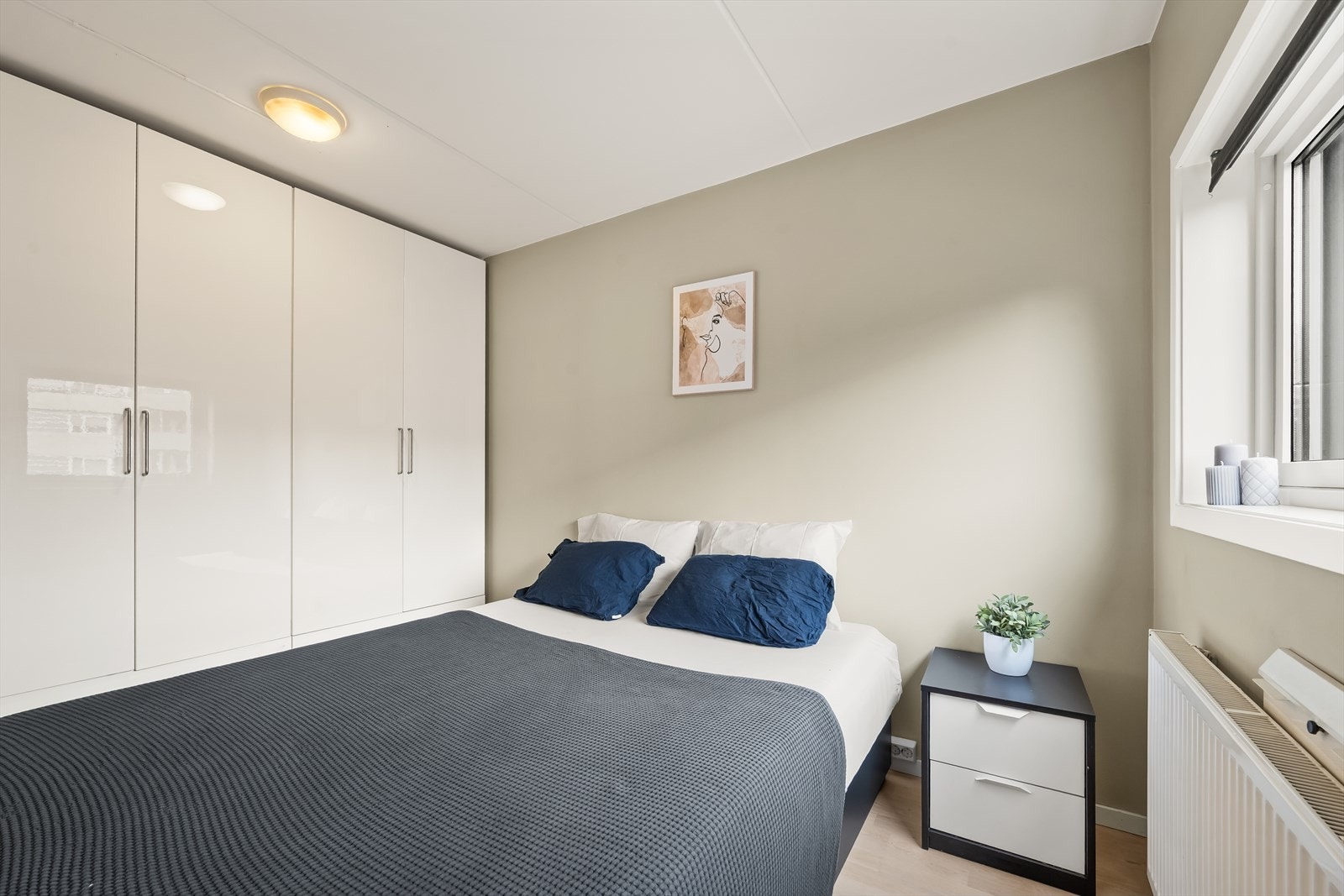 Soverommet har to garderobeskap med godt med oppbevaringsplass Galleribilde