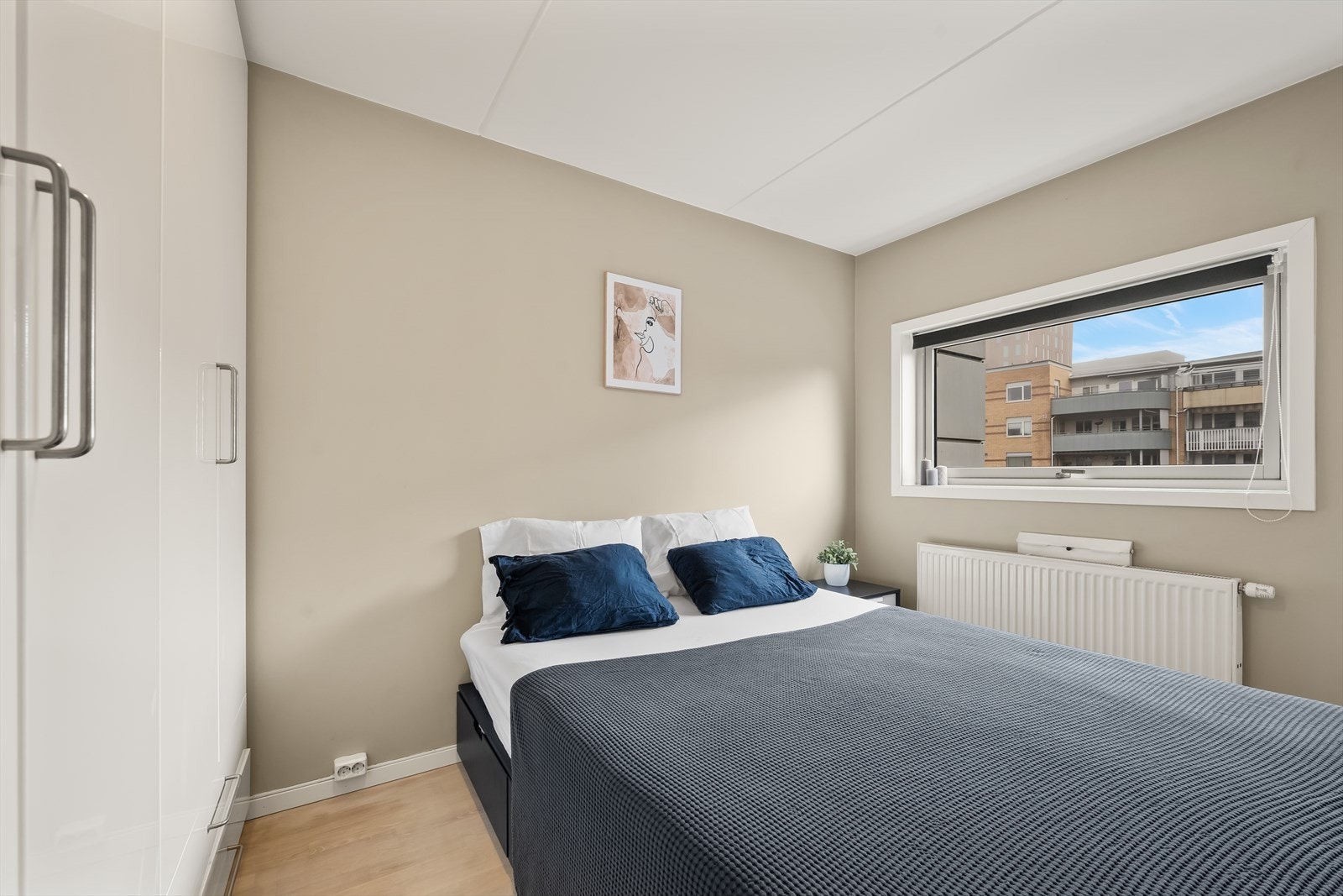 Romslig soverom med god plass til dobbeltseng og nattbord Galleribilde