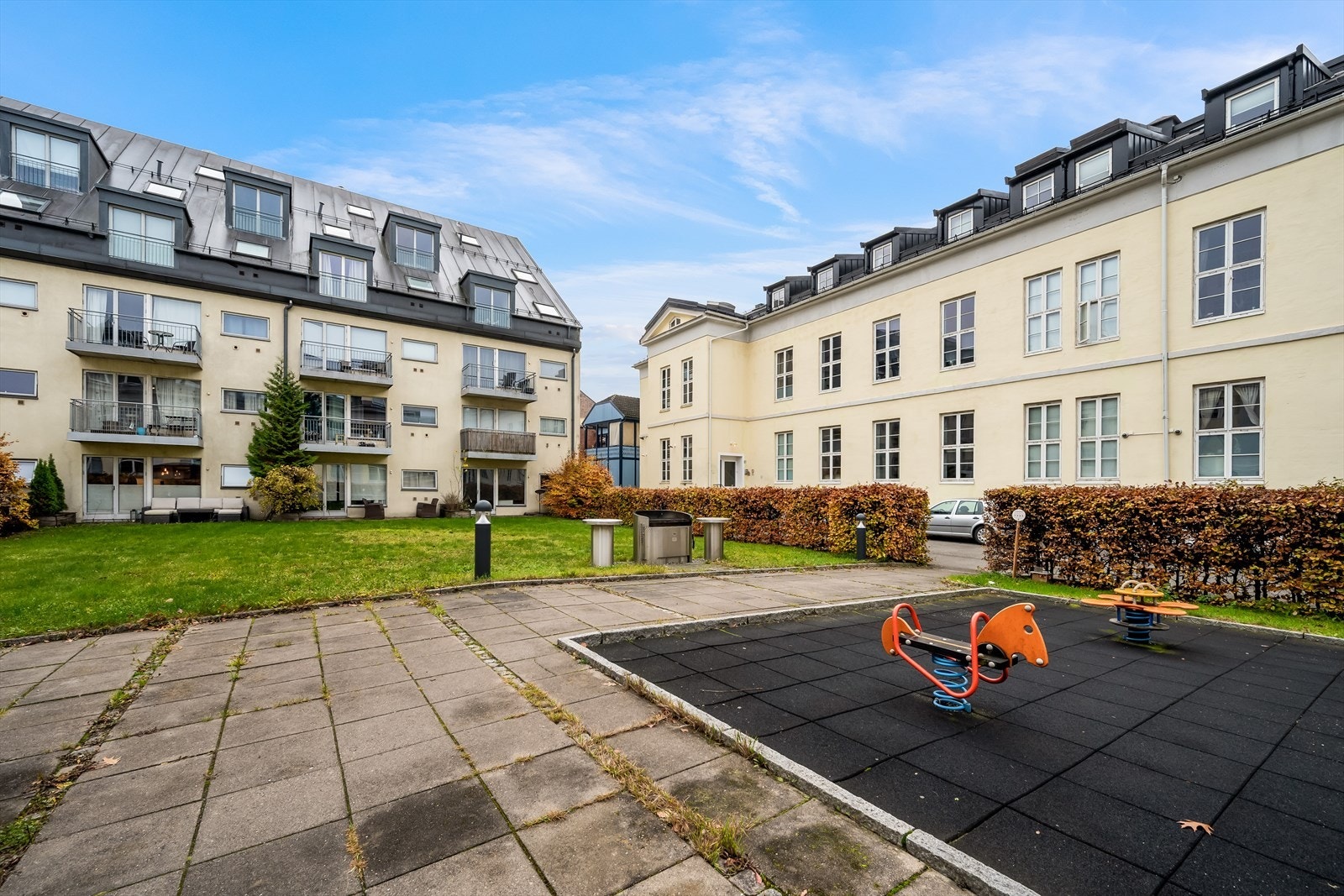 Fellesarealet er pent opparbeidet med beplantet hage Galleribilde