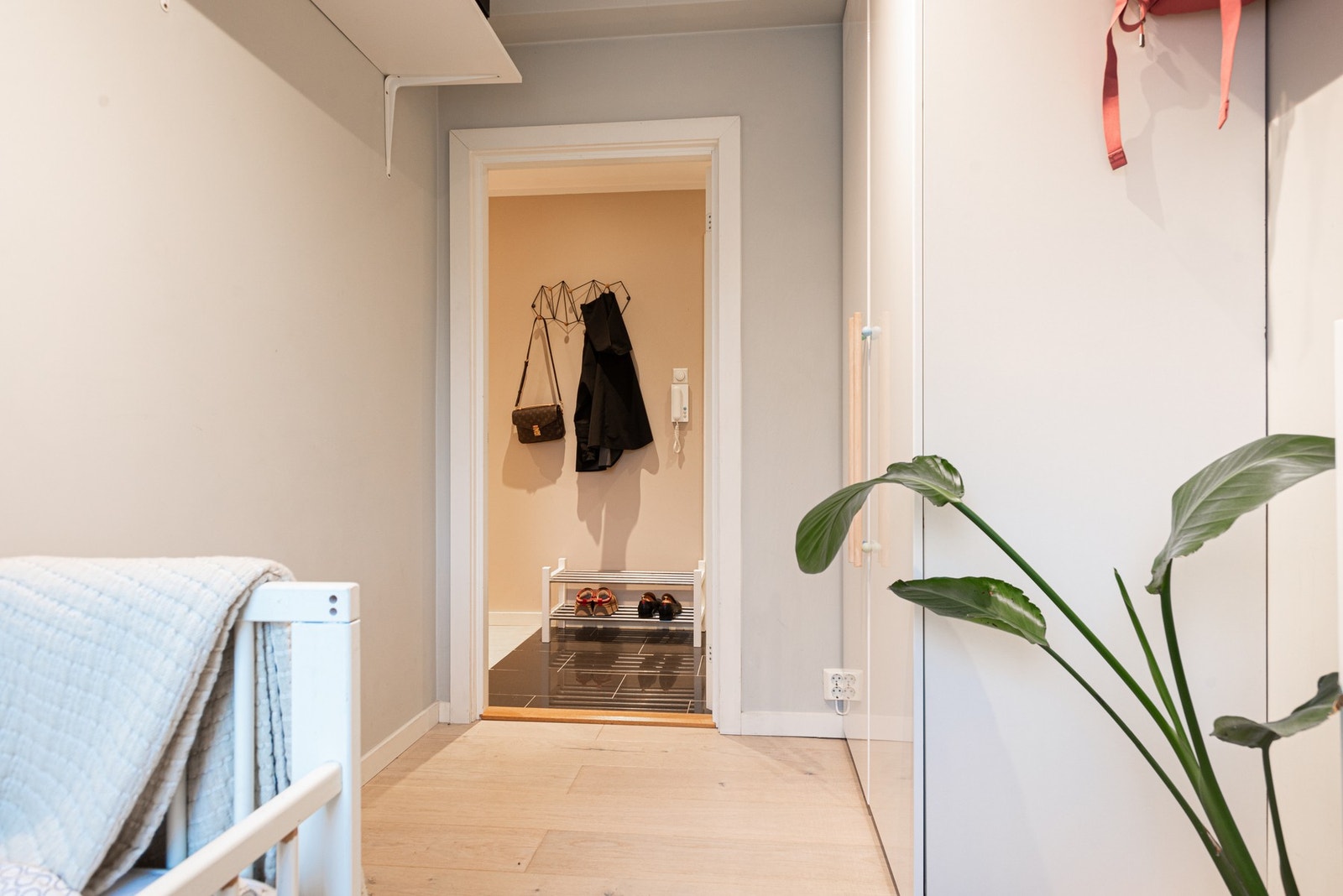Stort garderobeskap medfølger salget. Galleribilde