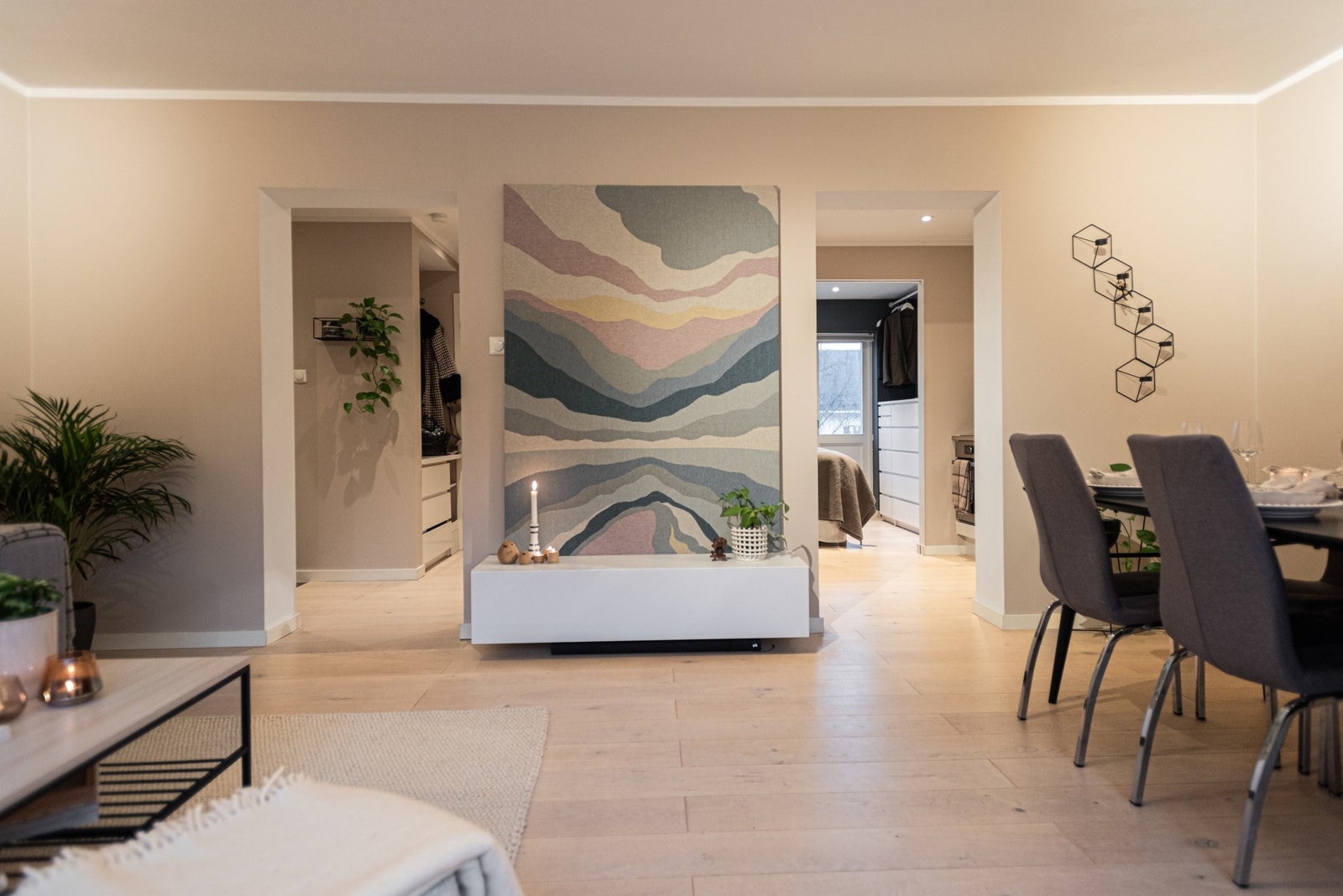 Leiligheten fremstår lys, luftig og smakfull med svært velfungerende soner. Galleribilde