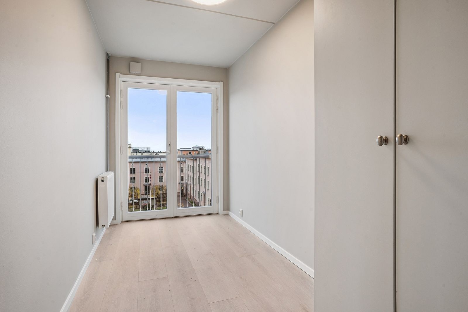 Soverom 2 med garderobeskap Galleribilde