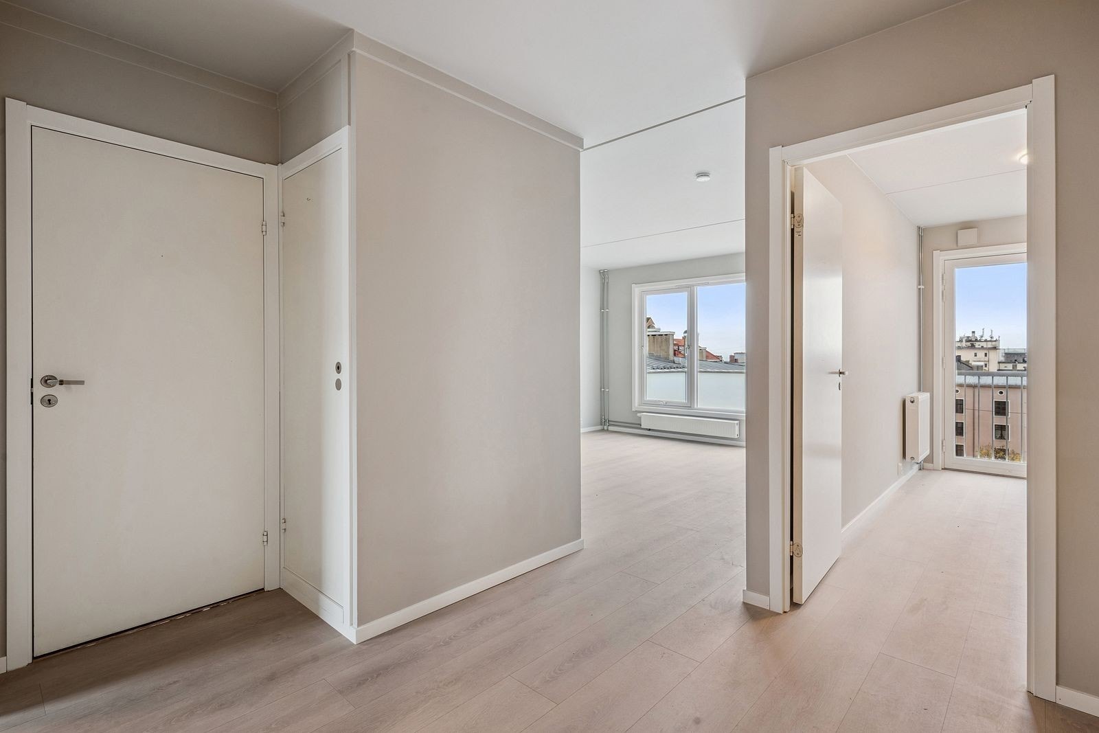 Luftg gang med garderobeskap Galleribilde