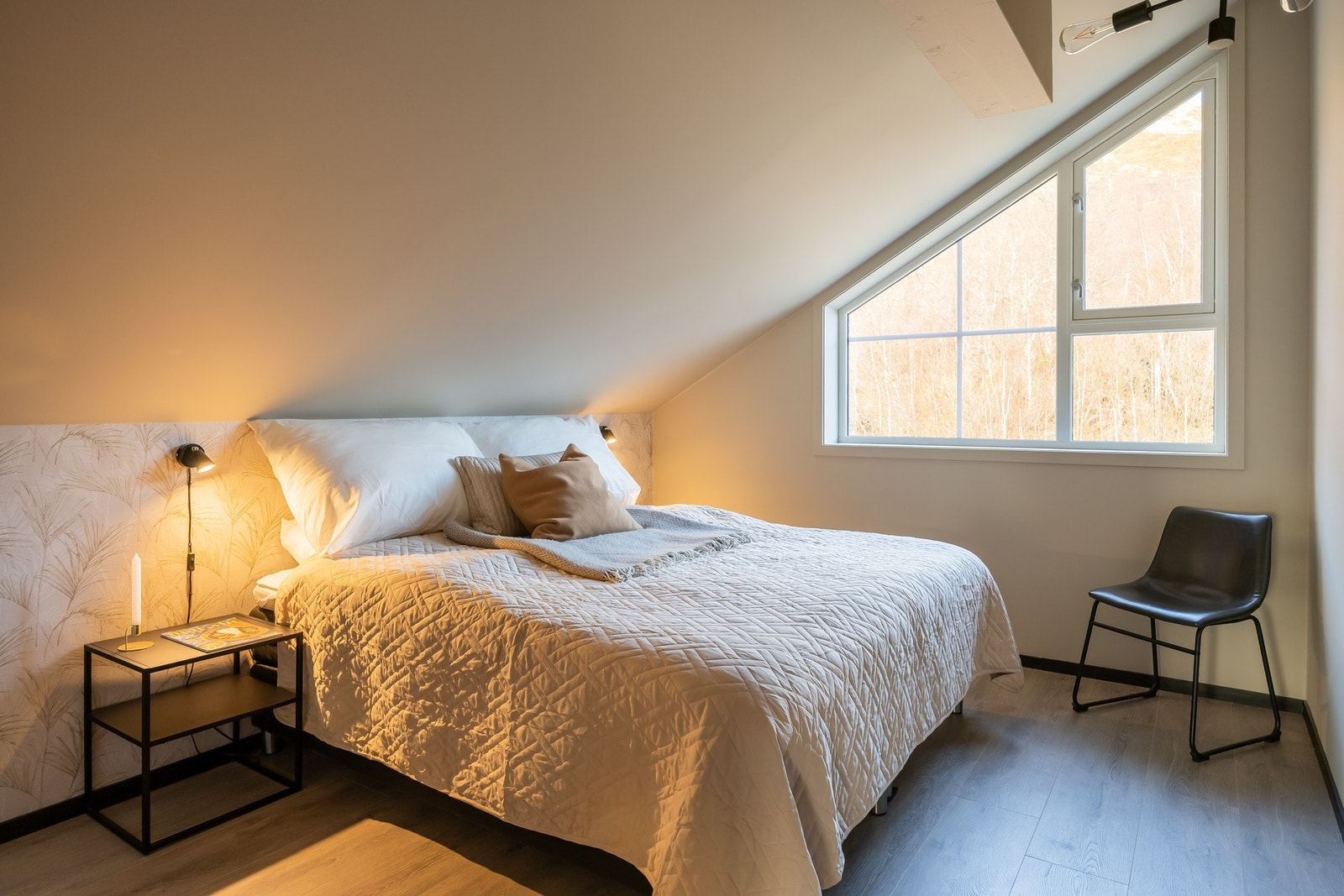 I andre etasje finner man to soverom med plass til dobbeltseng.