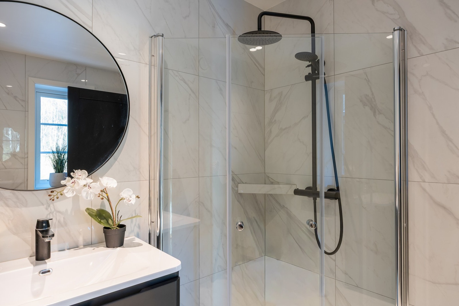 Bad med inngang fra entréen.