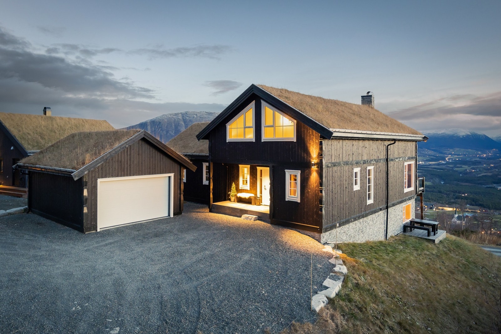 Hytta fremstår innholdsrik og påkostet med gjennomgående kvaliteter i alle ledd.