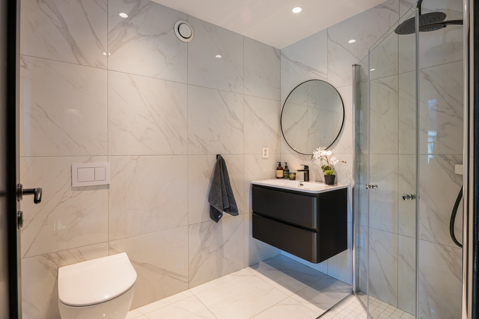 Bad med inngang fra entréen.