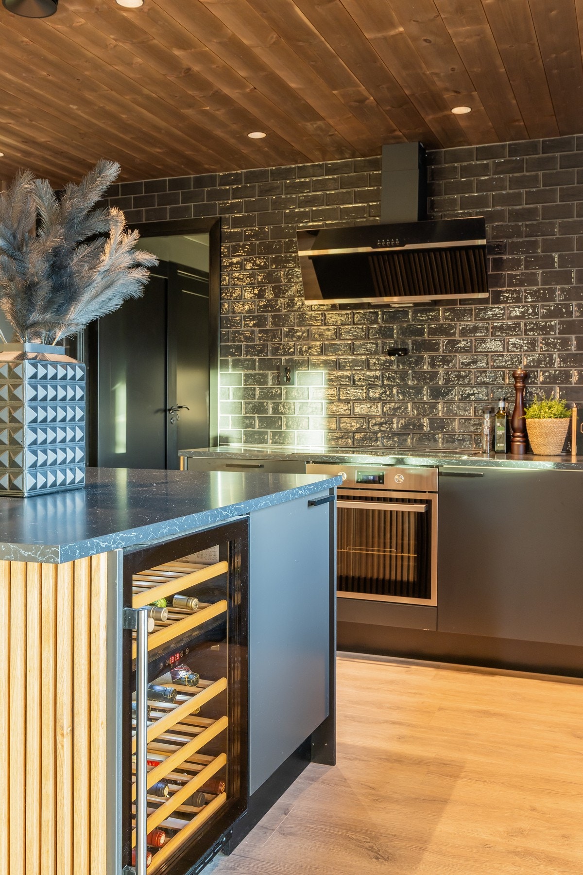 Kjøkkenøya er perfekt for sosial matlaging og ligger i åpen løsning mot den romslige spisestuen.