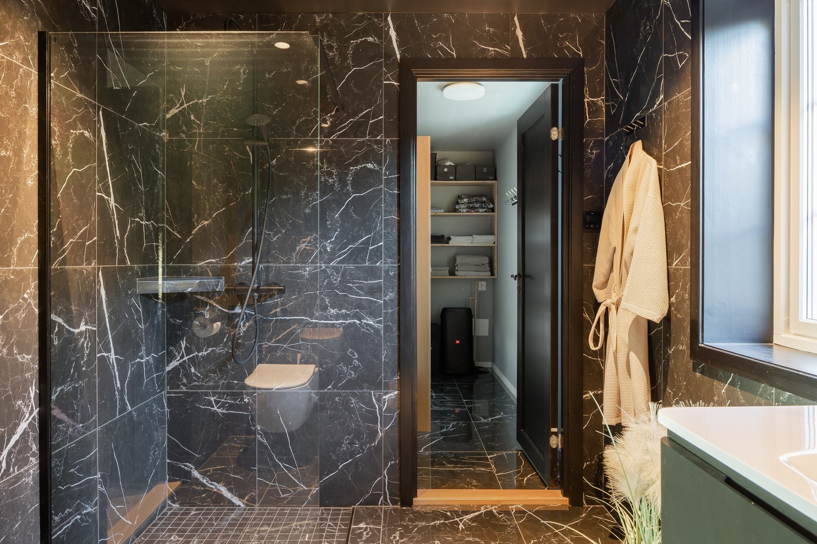 Badet er delikat og smakfullt innredet. De store vinduene slipper inn rikelig med naturlig lys og skaper god romfølelse.