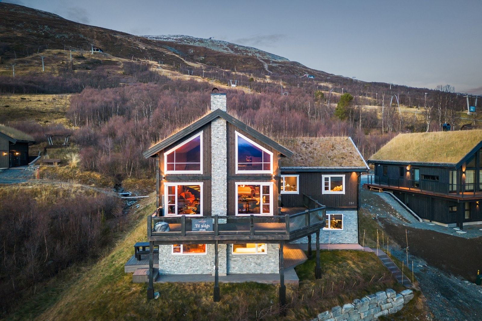 Det er varmepumpe luft-vann og vannbåren varme i alle rom.