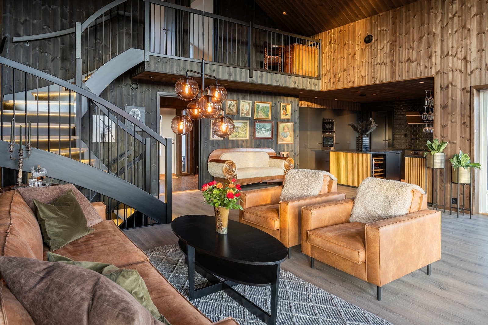 Hytta er perfekt for storfamilien eller om man liker å ha mange venner på besøk, samtidig som den er intim nok for to personer.