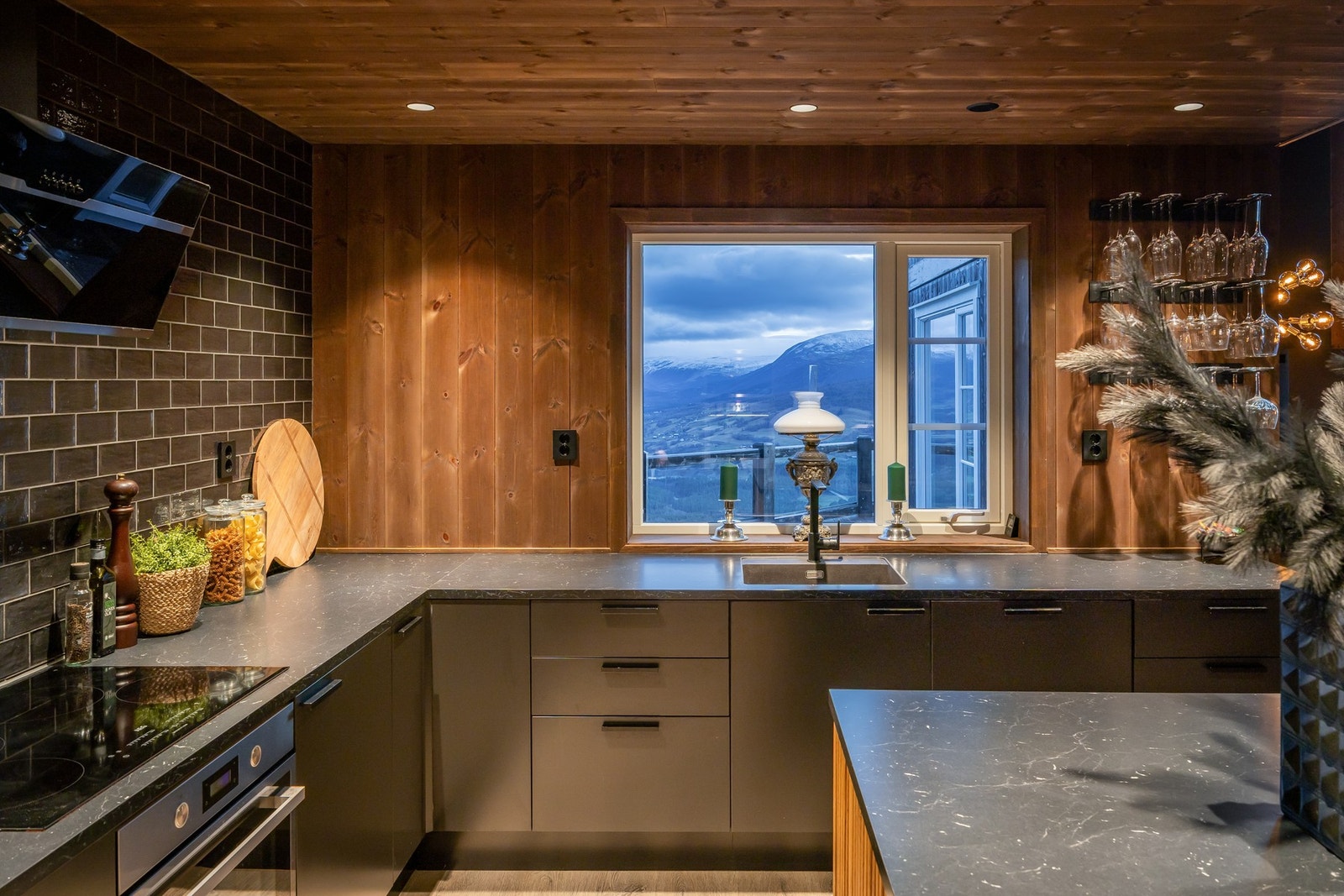 I tilknytning til stuen finner man også kjøkken og spisestue