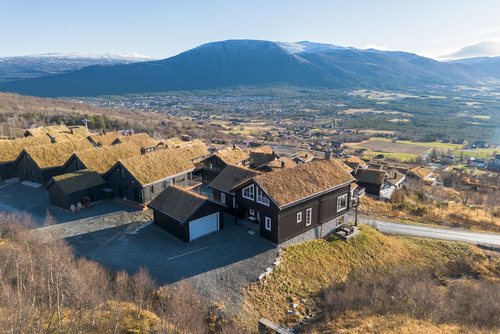 Egen garasje som godt med parkeringsplasser.