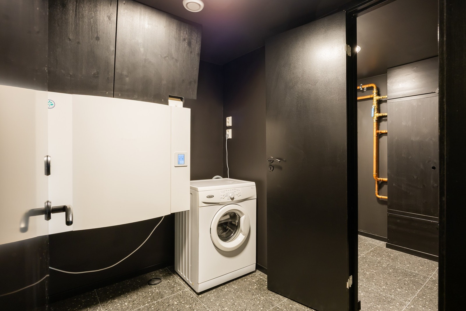 romslig og praktisk vaskerom, gulvet er flislagt Egen del av vaskerommet fungerer også som teknisk rom til hytta.