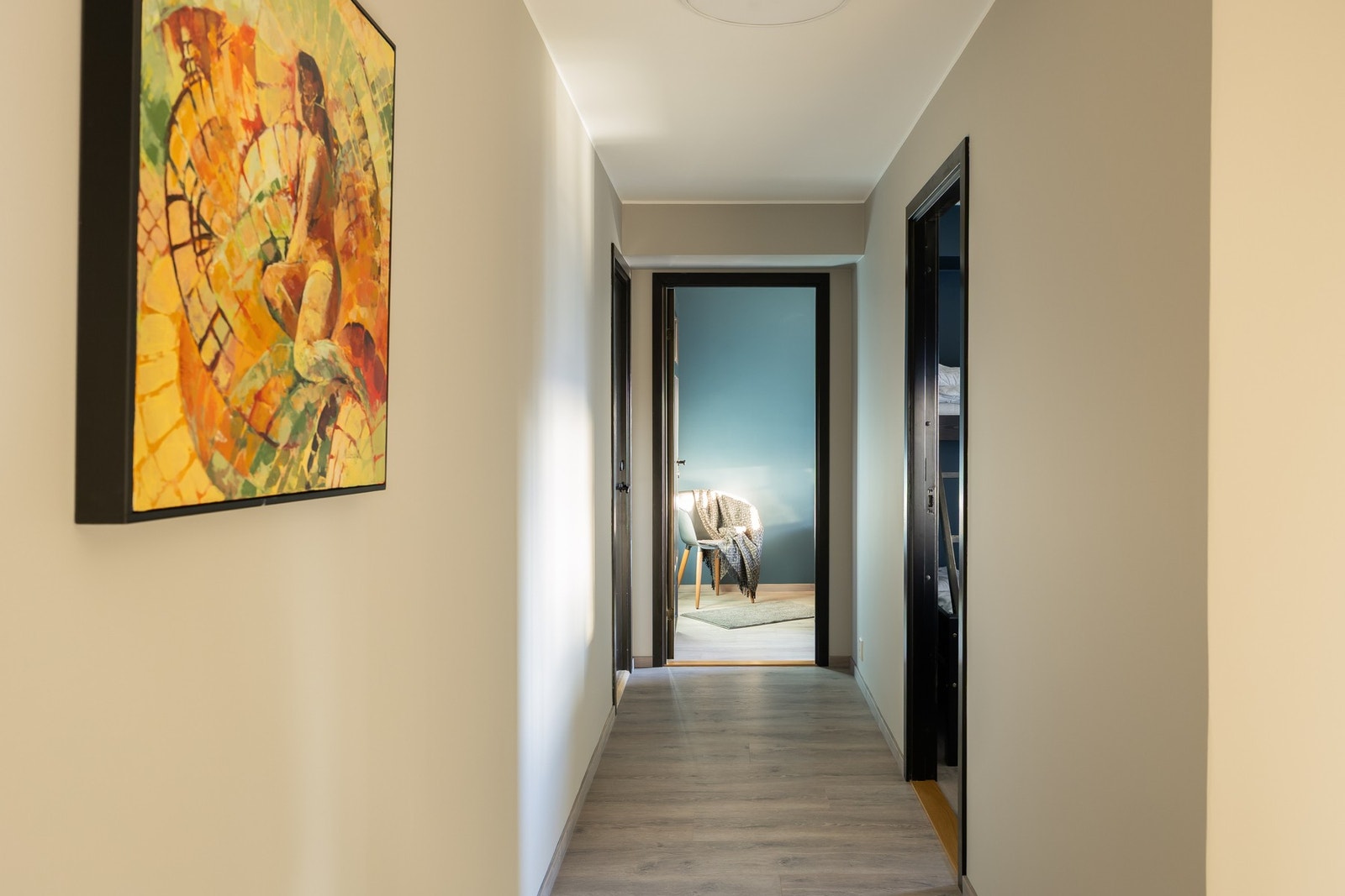 Underetasjen har en gjennomtenkt planløsning som kombinerer funksjonalitet og kvalitet.