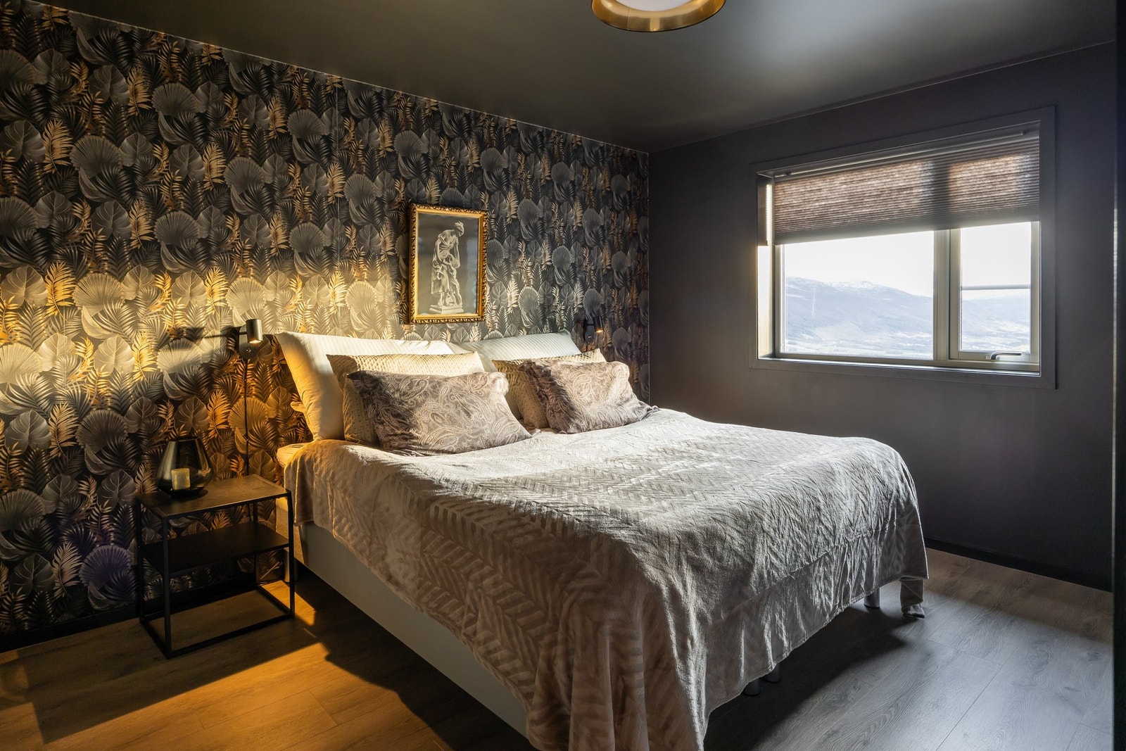 I hovedetasjen har man adkomst til masteravdelingen med tilhørende bad og walk-in-garderobe