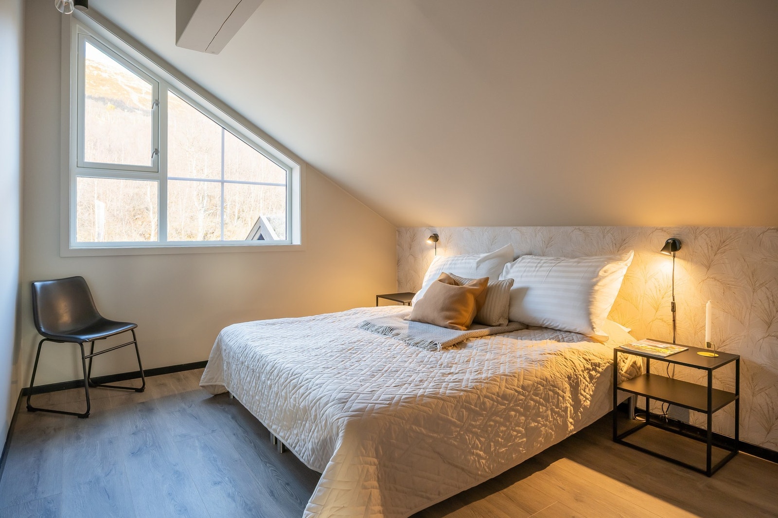 Soverommene på loftet hyggelige og stemningsfulle, med skråtak. Galleribilde