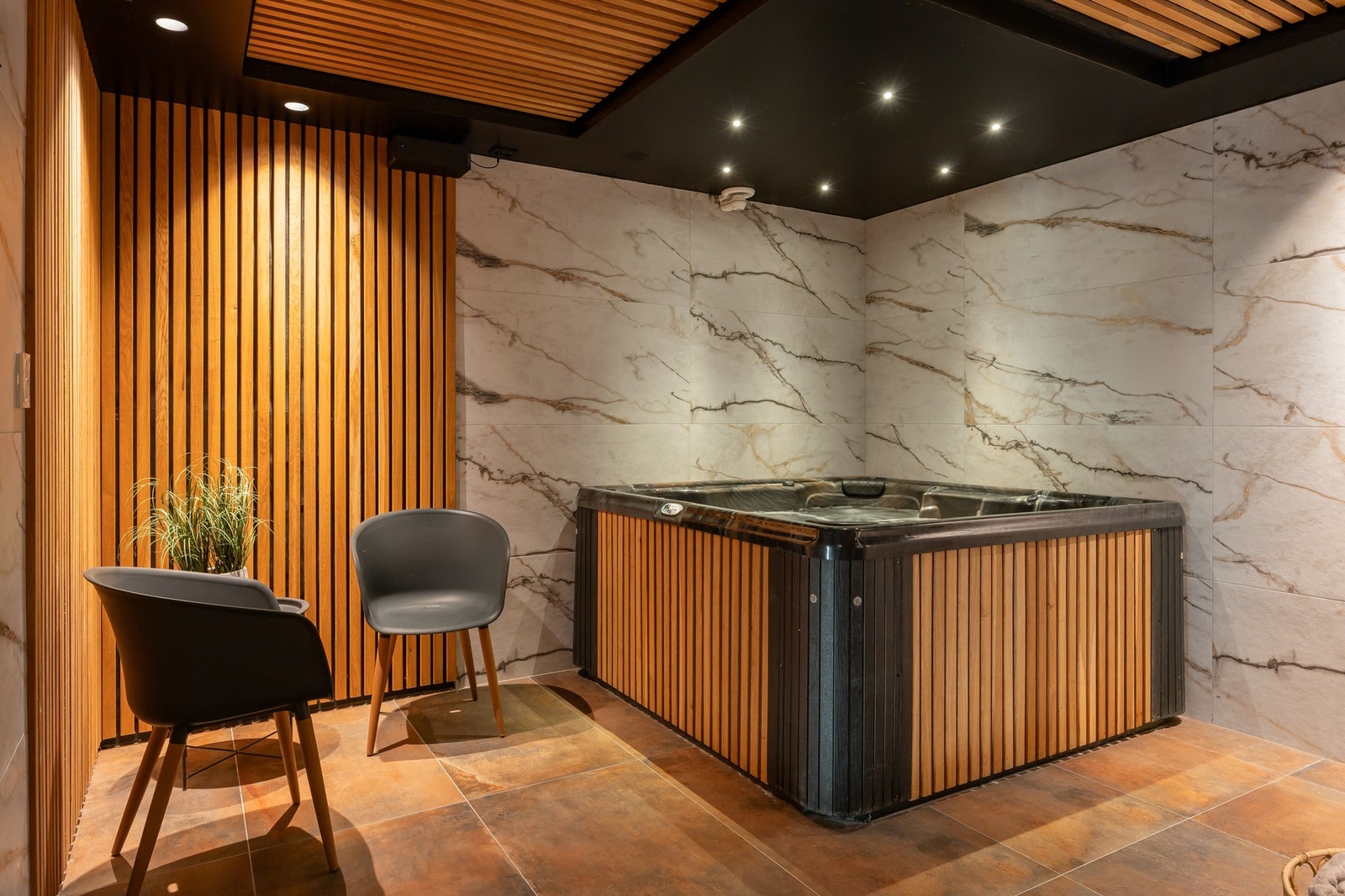 Spaavdelingen har dobbeldusj, jacuzzi, toalett samt innredning med vask, kjøleskap og oppbevaring.