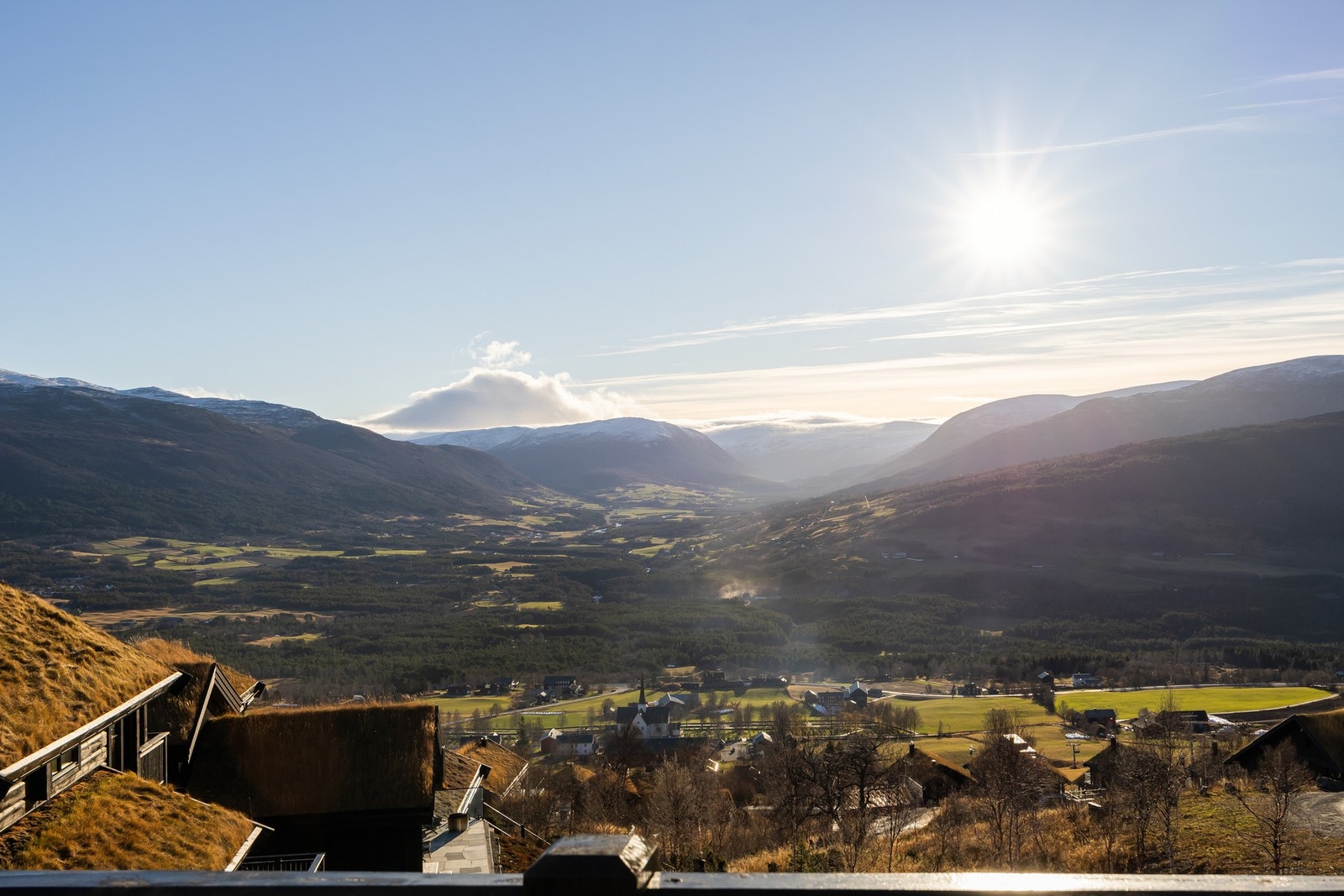 Fra spisestuen er det utgang til balkong på 34 kvm, hvor man kan nyte utsikten.