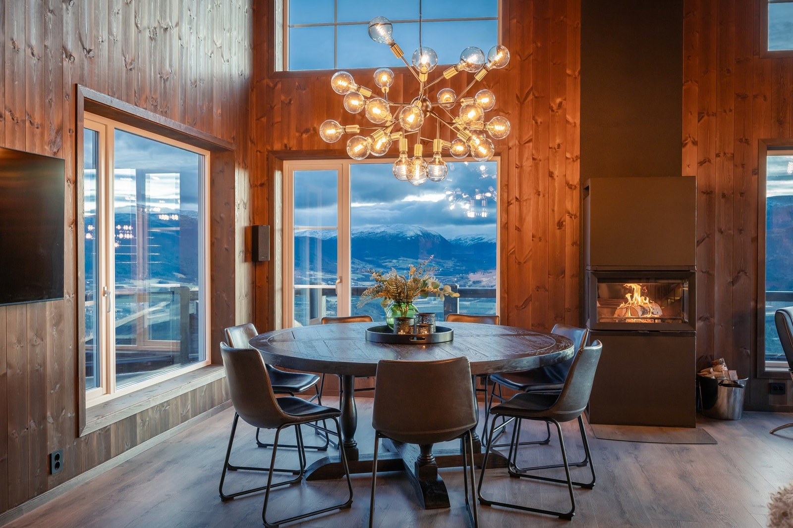 hele 74 kvm stue og kjøkken. Midtpunktet er en stilren peis som både varmer og skaper stemning. Galleribilde