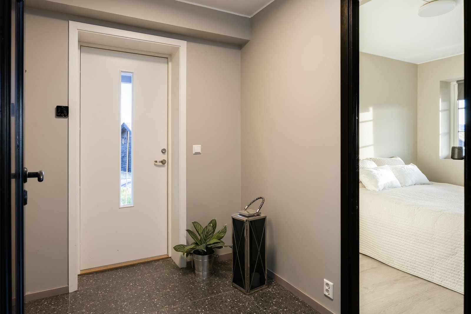 Etasjen ungdomsavdeling/utleie har 3 soverom, hvorav 1 soverom med dobbelt seng, 2 soverom er innredet med familiekøyer, etasjen har hele 10 sengeplasser.