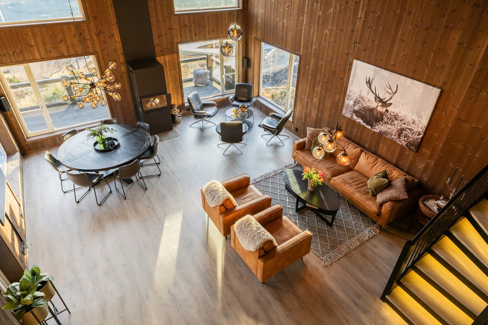 Hytta går over tre plan, med praktiske løsninger, blant annet egen ungdomsavdeling/utleiedel.