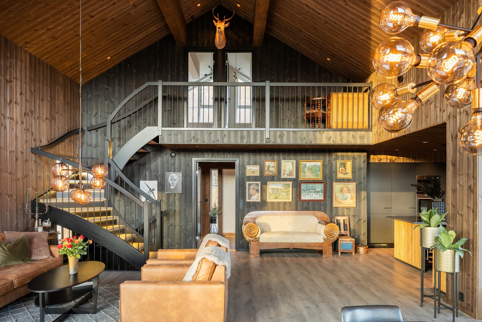 Fra stuen leder en lekker trapp med trinn i ask samt rekkverk i stål og tre opp til hyttas andre etasje. Trappen gir et luftig og eksklusivt uttrykk, er et blikkfang i boligen