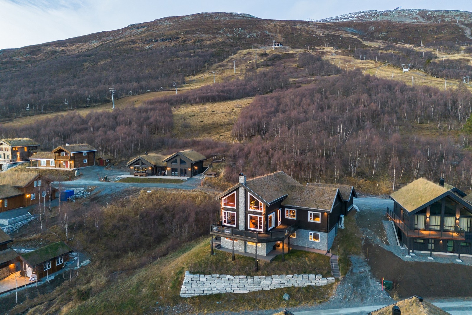 Hytta ligger øverst i et nyetablert hyttefelt i Vangslia, like sør for stolheisen. Både solforholdene og utsikten er særdeles gode, med ski inn/ski ut.