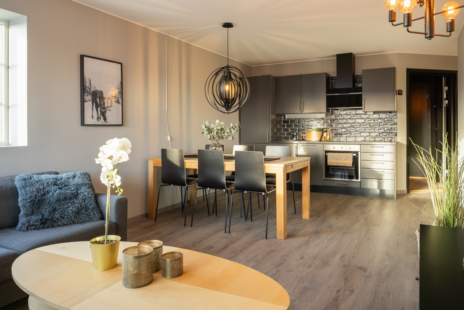 Stue og kjøkken i sokkel.