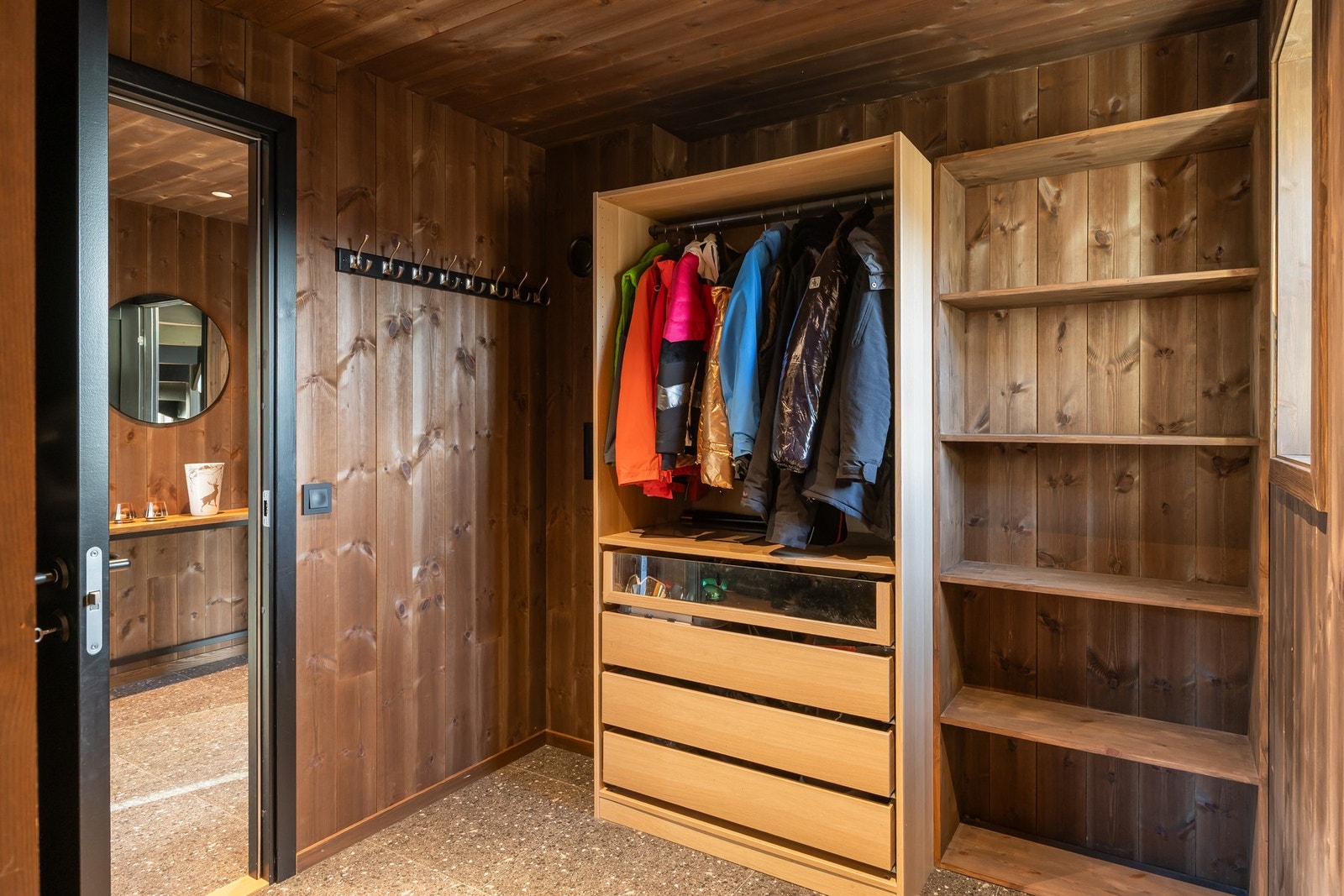 Fra hallen har man tilgang til en praktisk bod/ grovinngang