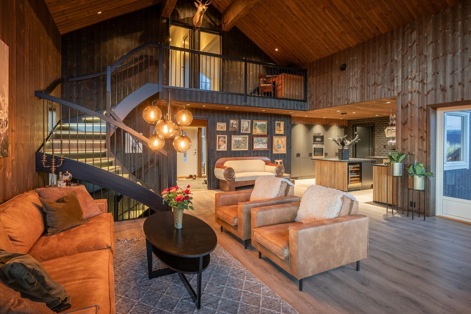 Her er det hele seks soverom, hvorav mastersoverommet har eget bad og walk-in-garderobe.