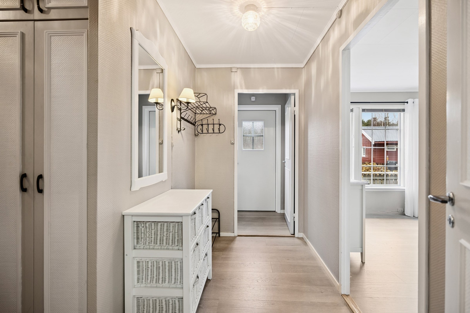 Vindfang og gang i lune og lyse fargekombinasjoner. Galleribilde