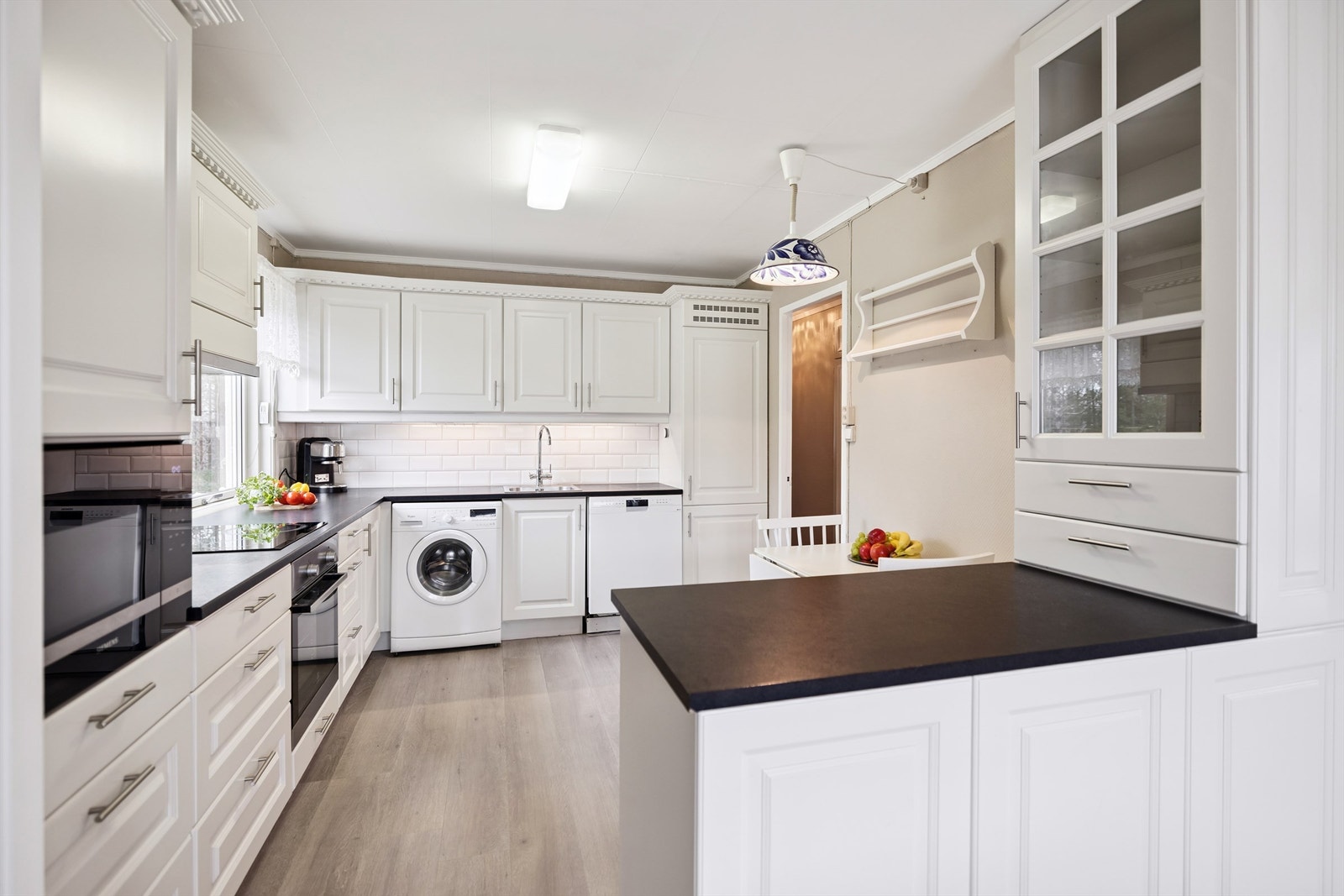 Et romslig kjøkken, som også har plass til en frokostplass. Galleribilde