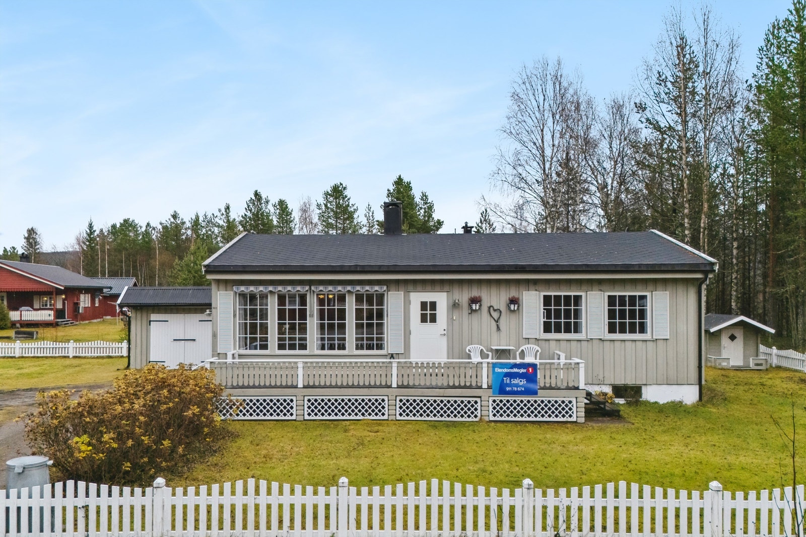 En velholdt enebolig med hyggelig, inngjerdet tomt. Galleribilde