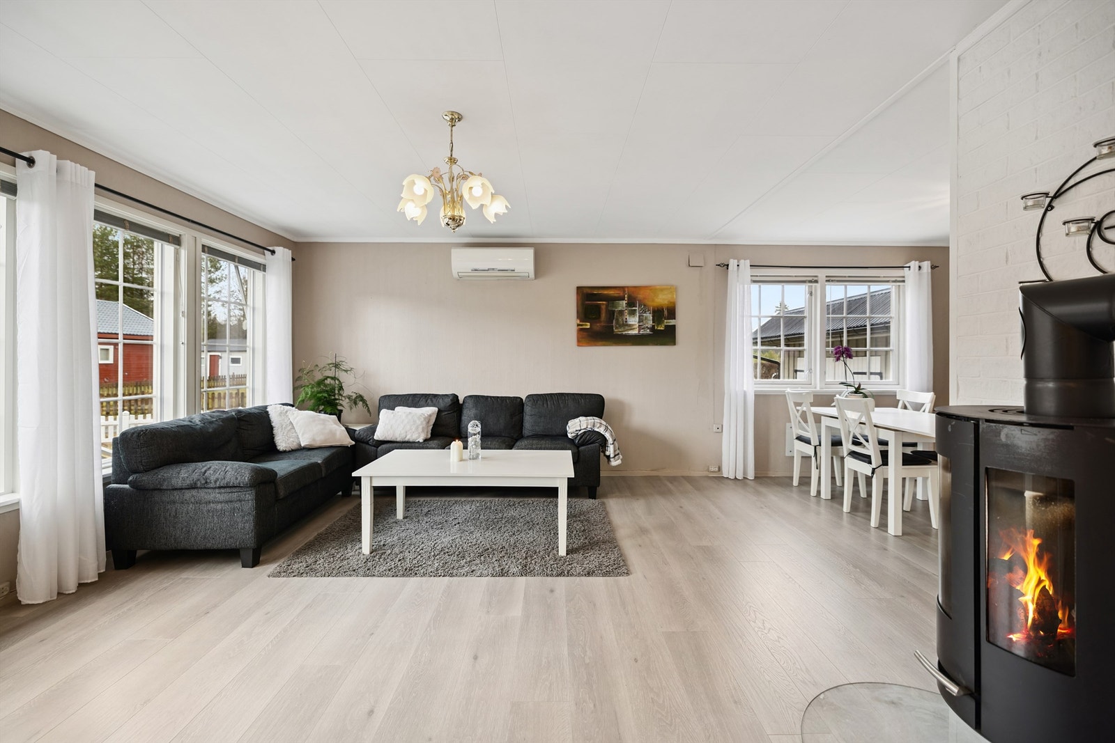 Stuen er et lyst og åpent rom med plass til både sofagruppe og spisebord. Galleribilde