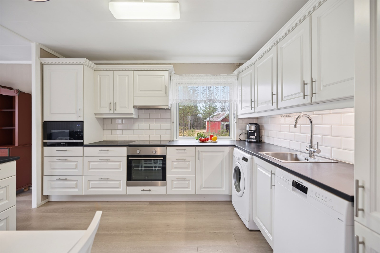 Kjøkkenet ble oppgradert med ny innredning i 2019, med med profilerte fronter og god skapplass. Galleribilde