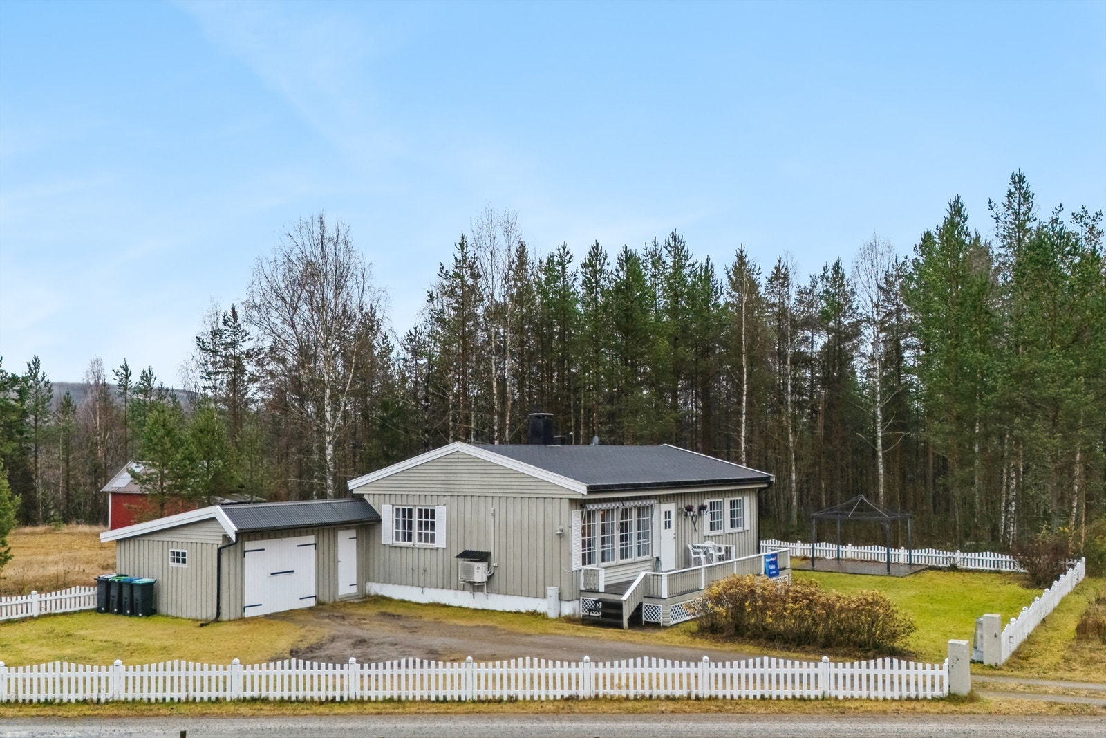 Eiendommen ligger landlig og fredelig til, med nærhet til Glomma og fine turområder. Galleribilde