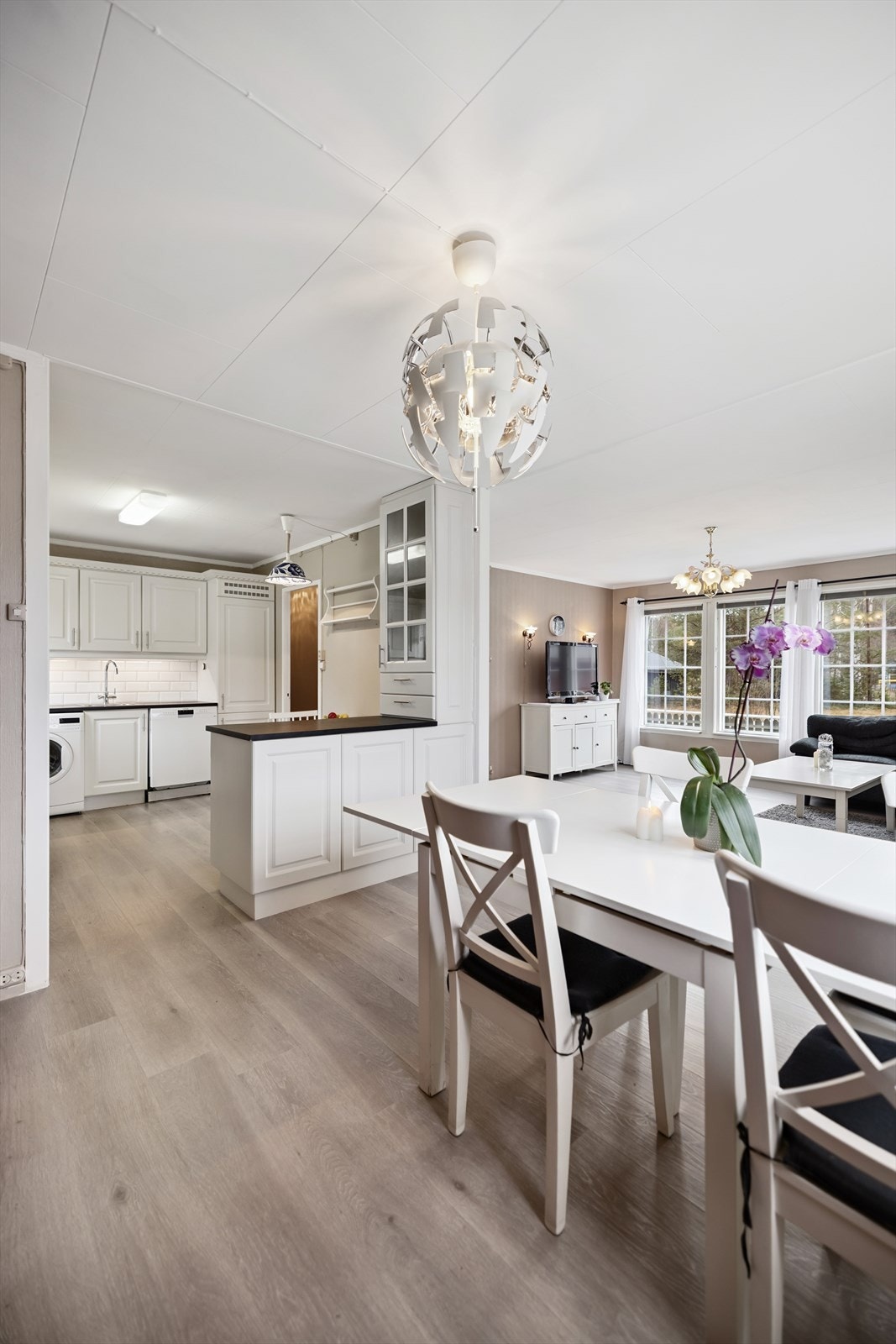 Spiseplassen er en naturlig overgang mellom kjøkkenet og stuen. Galleribilde