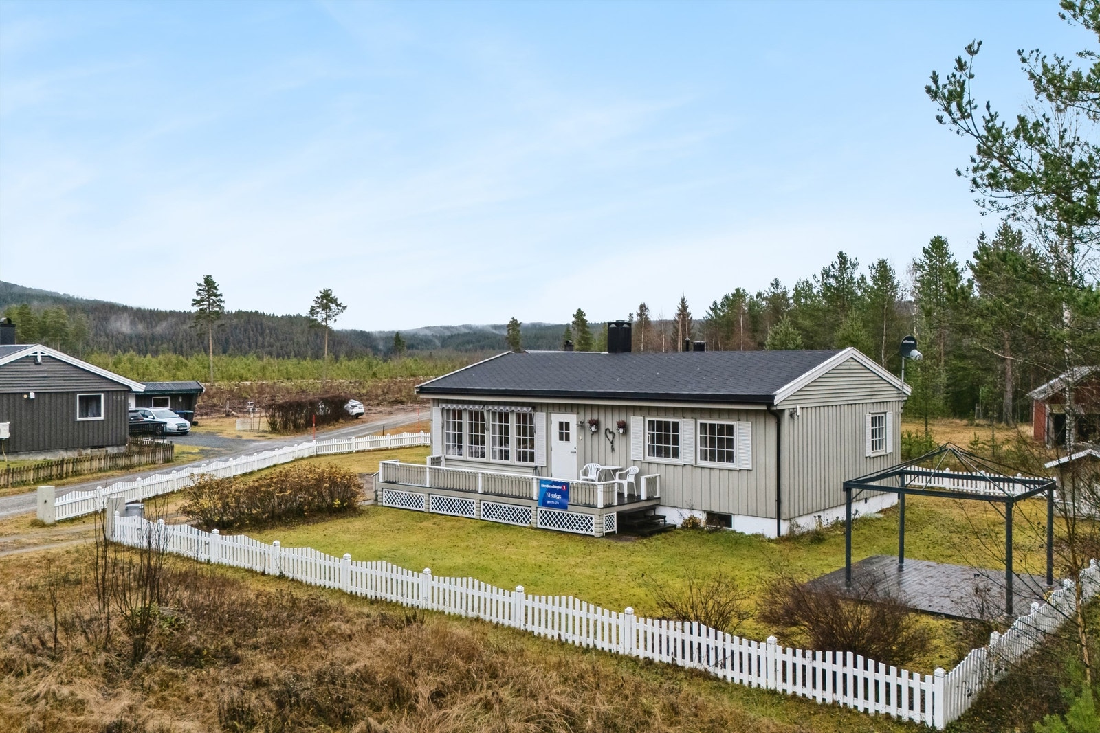 Eiendommen ligger på en solrik og lettstelt tomt i rolige og naturnære omgivelser. Galleribilde