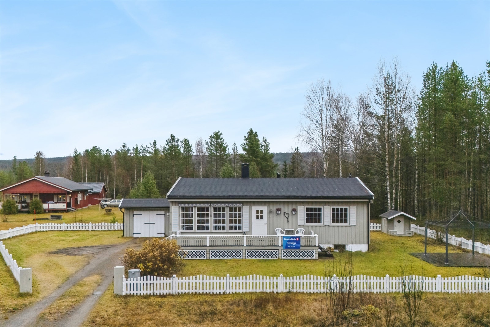 På tomten finnes også en lekestue for de minste, og en frittstående platting. Galleribilde