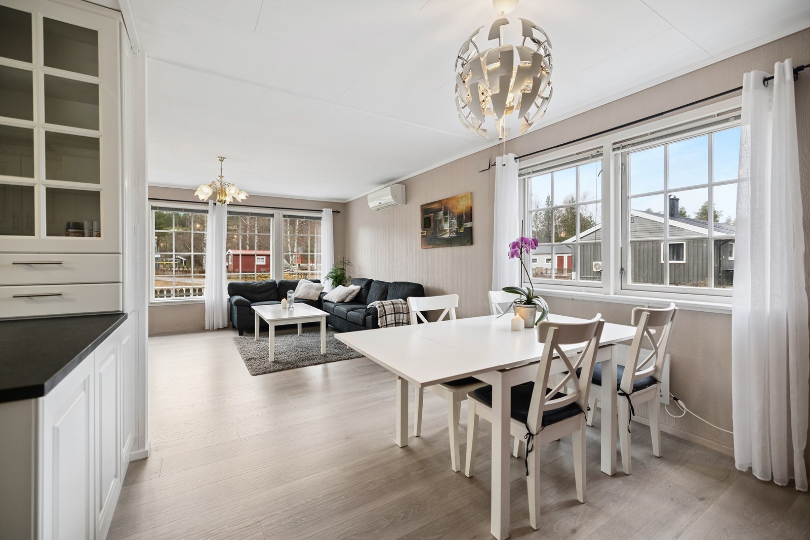 Store vindusflater slipper inn rikelig med dagslys i oppholdsrommene. Galleribilde