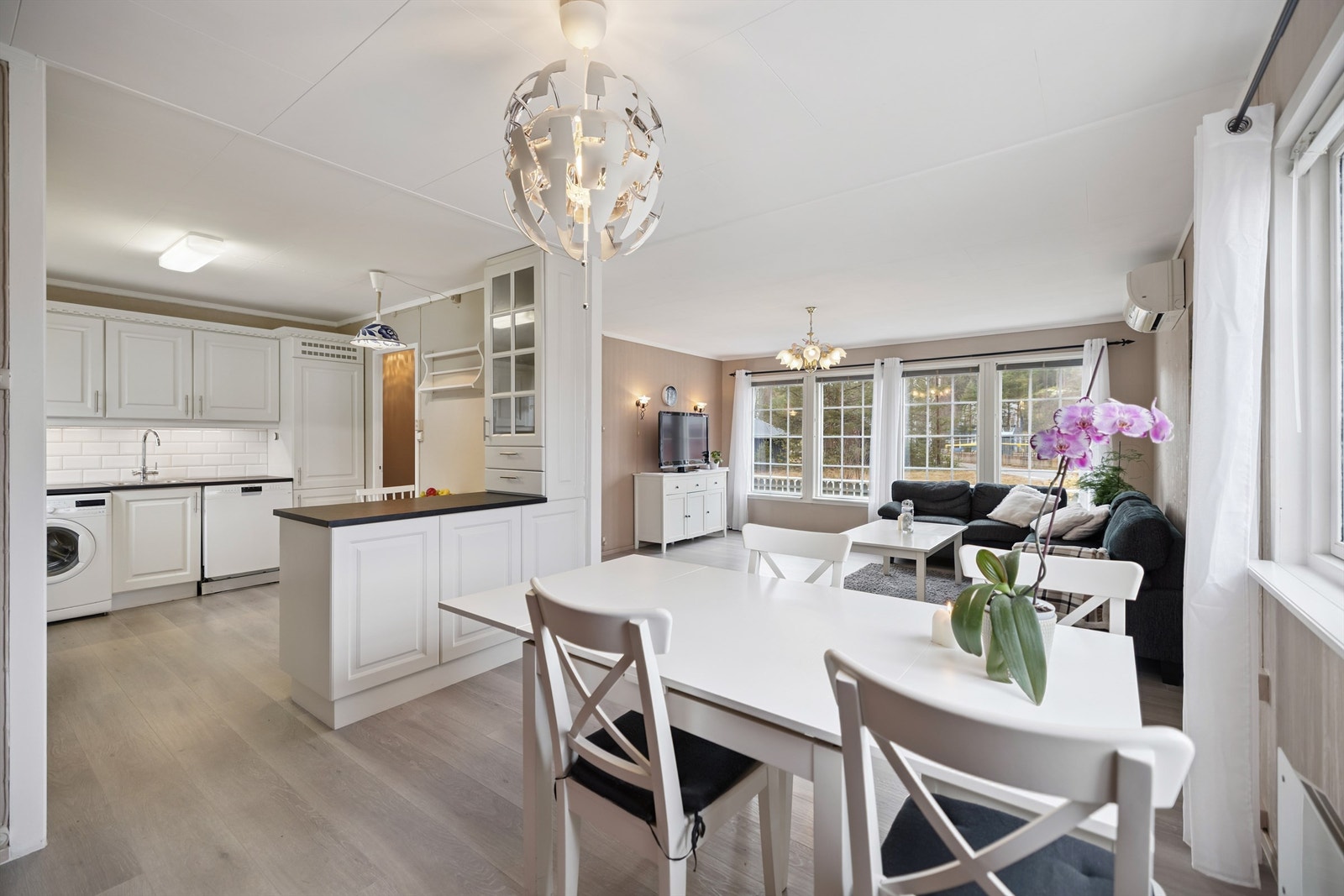 Den åpne løsningen og det helhetlige fargevalget gir boligen et tidsmessig preg! Galleribilde