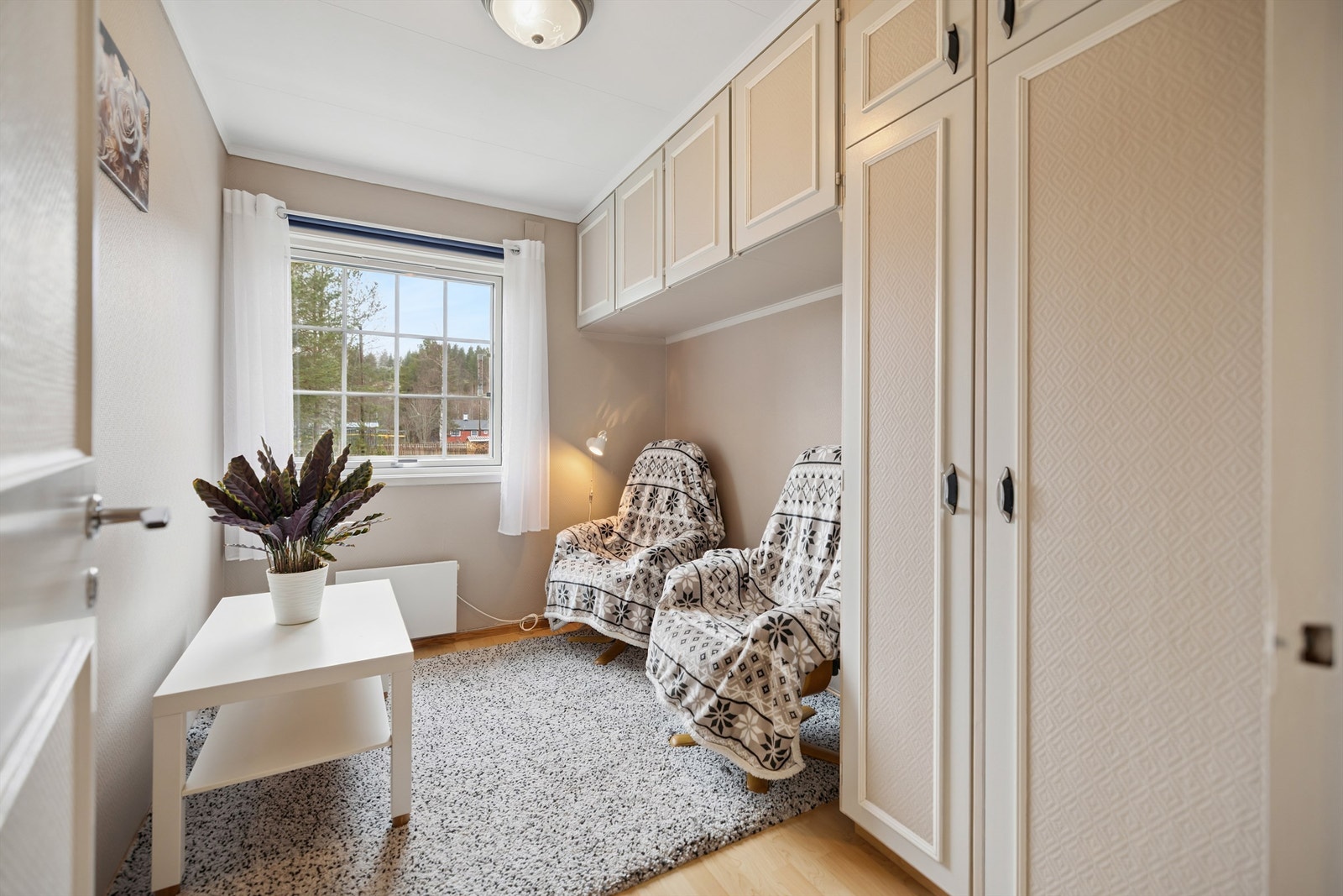 Også det tredje soverommet har praktiske, integrerte garderobeskap. Galleribilde