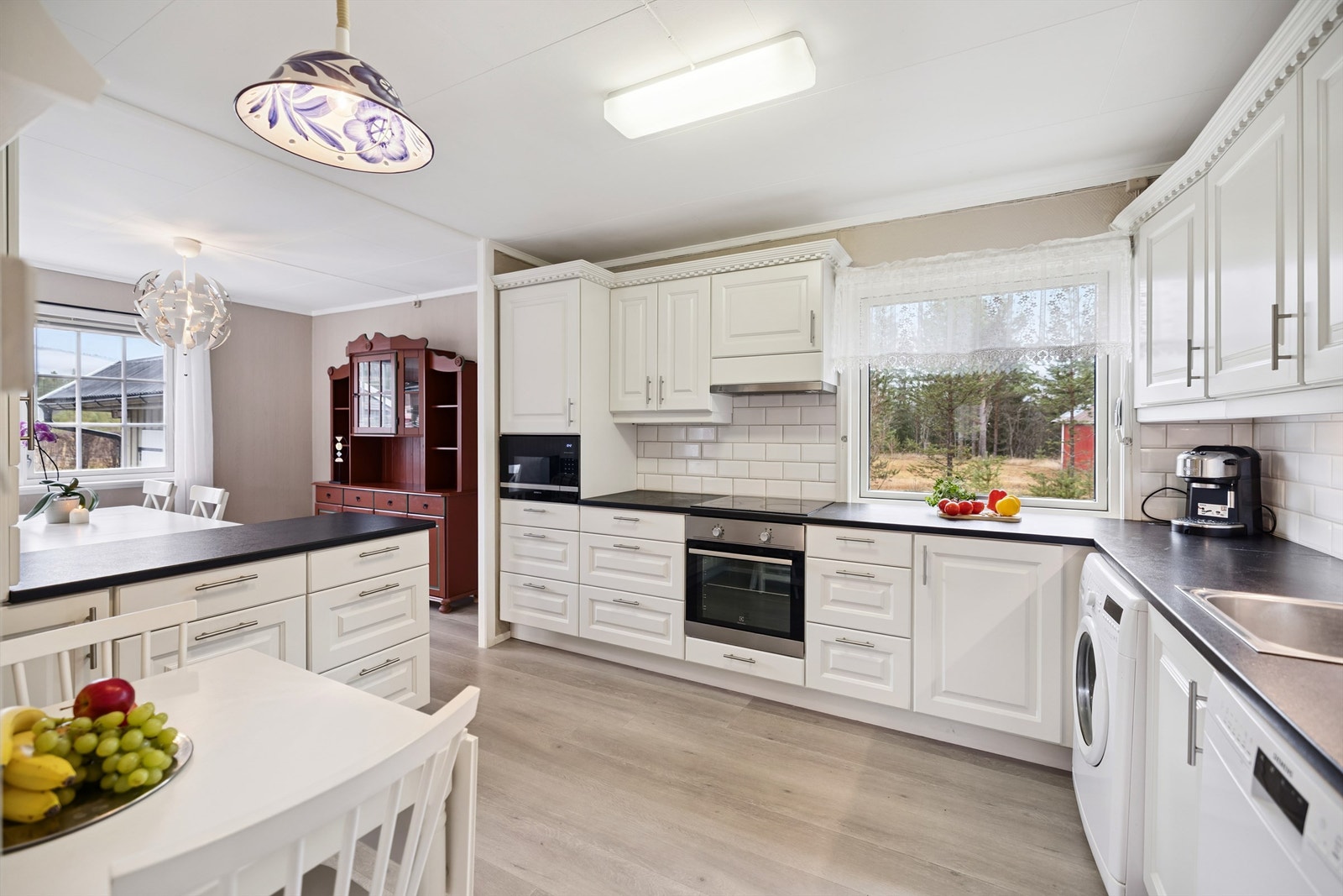 Her er det godt med skap- og benkeplass! Galleribilde