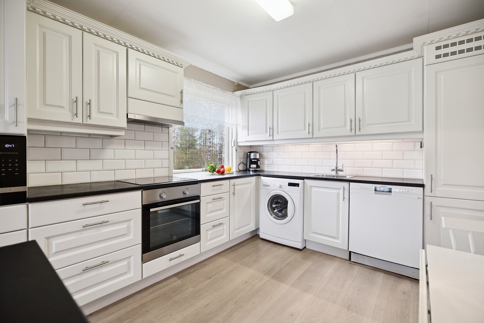 Et godt tilpasset og bruksvennlig kjøkken, med gode arbeidsflater og rikelig med belysning. Galleribilde