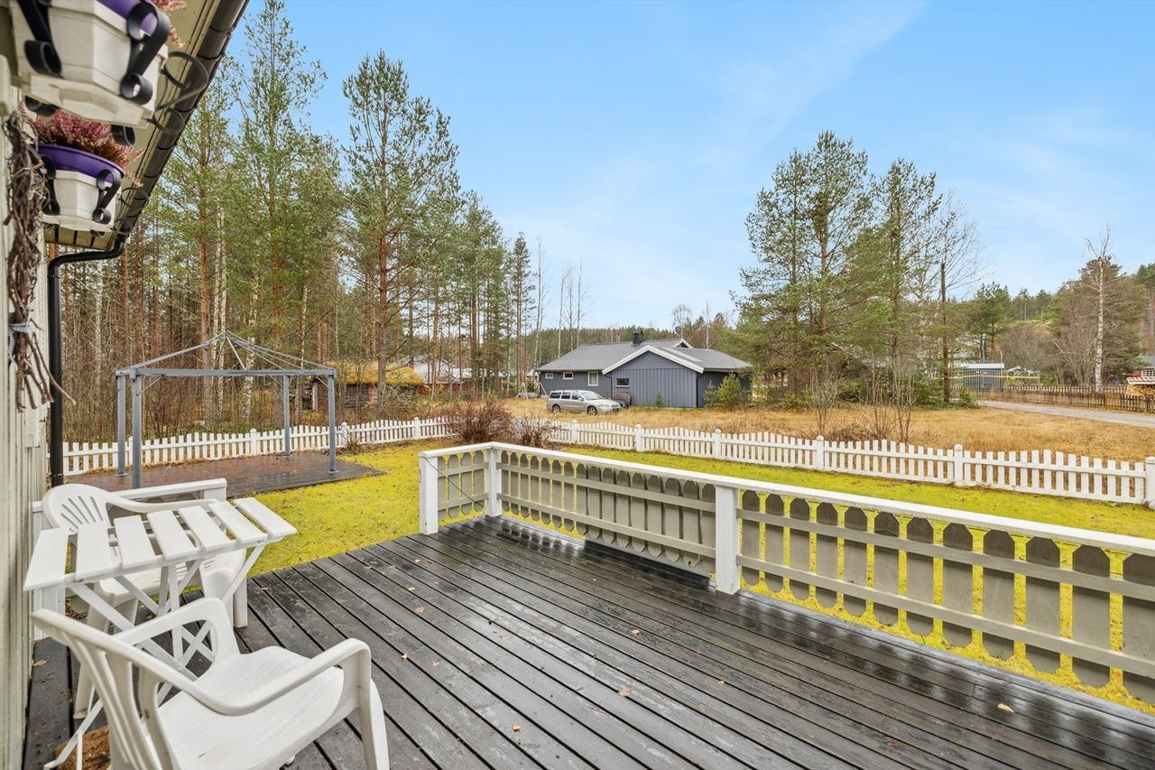 Fin og romslig terrasse ved inngangspartiet. Galleribilde