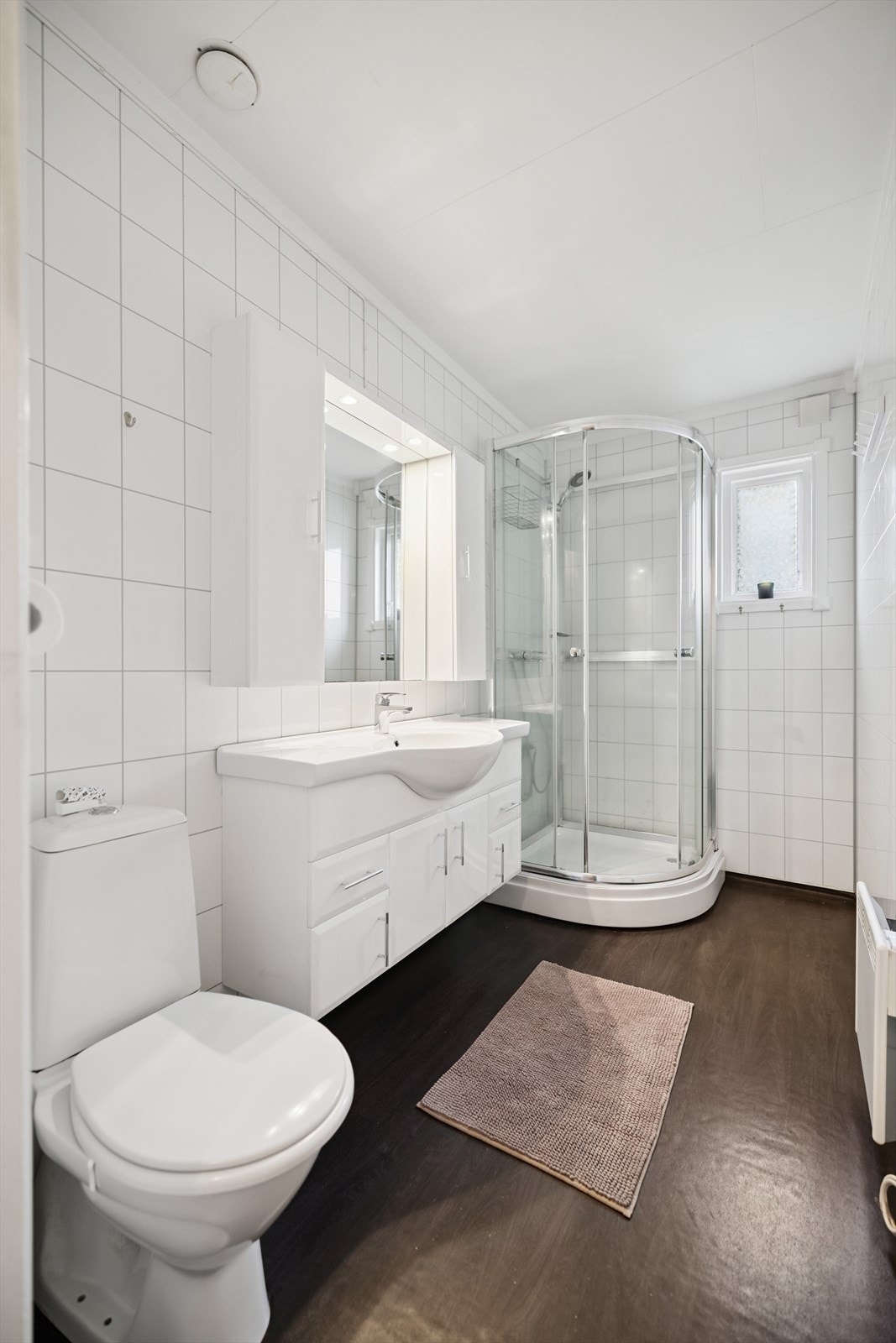 Badet er oppgradert, med flislagte vegger og praktisk dusjkabinett. Galleribilde