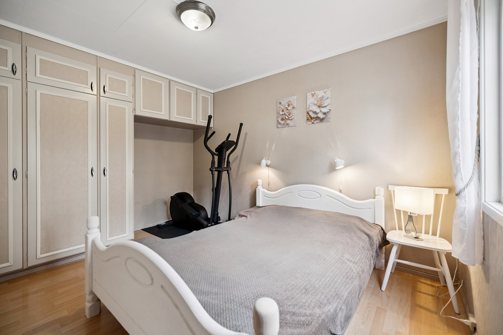 Boligen har totalt tre soverom, alle plassert i hovedetasjen. Plassbygde skap sørger for godt med oppbevaringsplass. Galleribilde