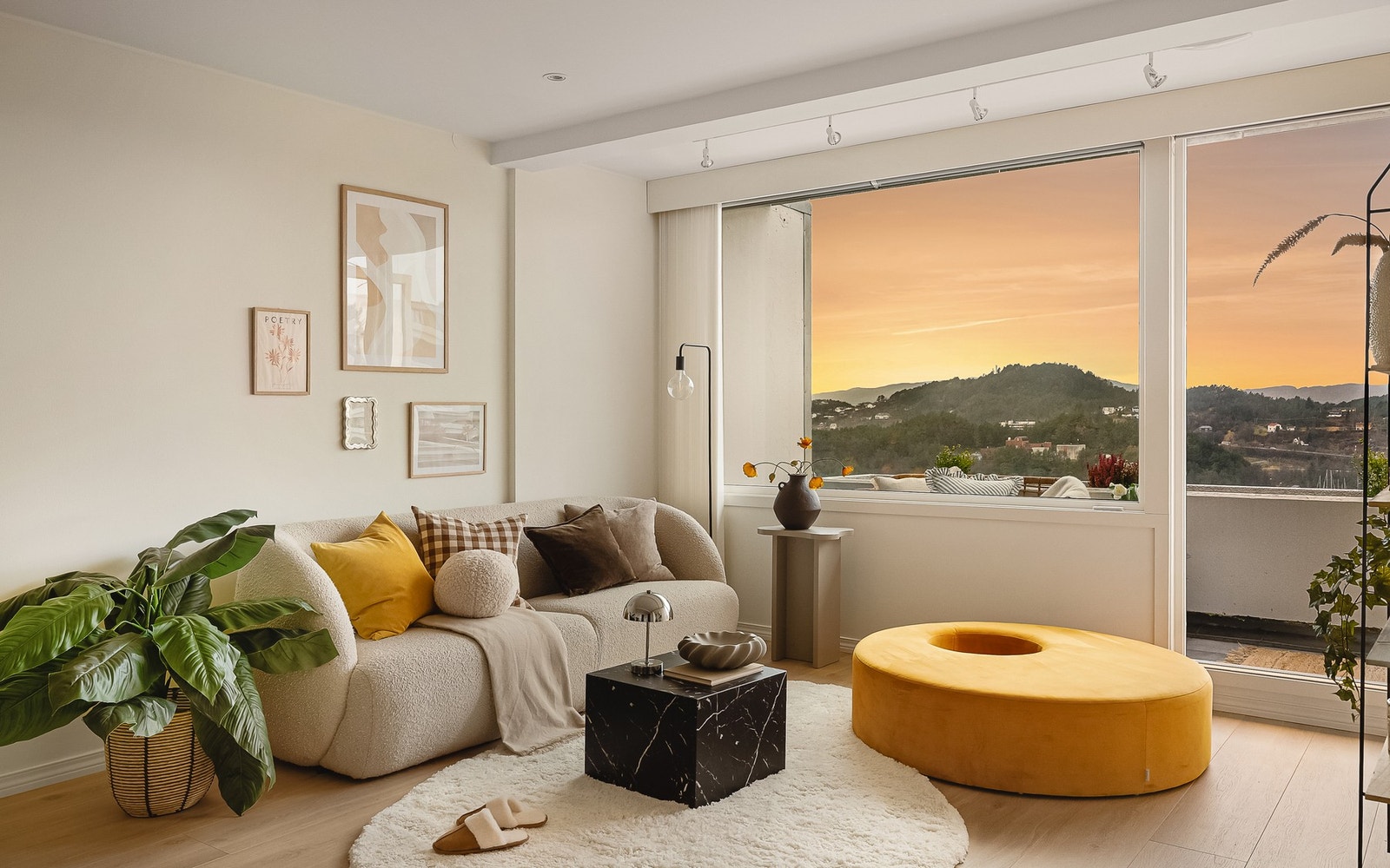 Videre inn i leiligheten møtes du av stuen som måler 20,1 m². Galleribilde